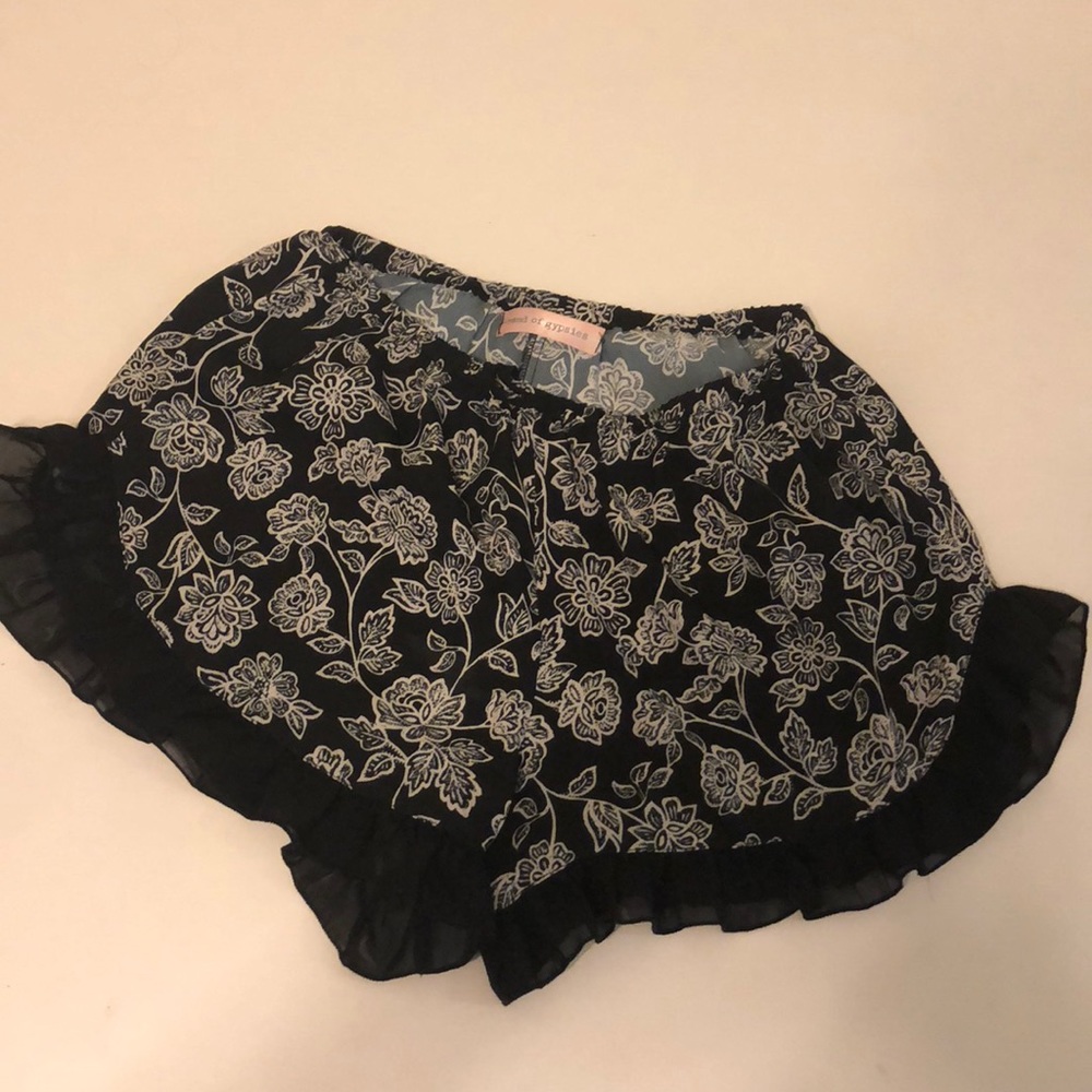 Flower shorts with ruffles